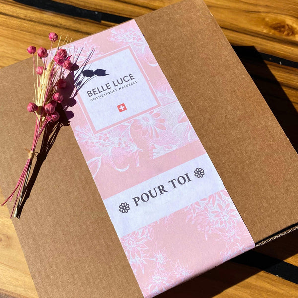 coffret cadeau pour toi avec une fleur, produits naturels suisses, belle luce cosmétiques papier de soie, coffret recyclable 