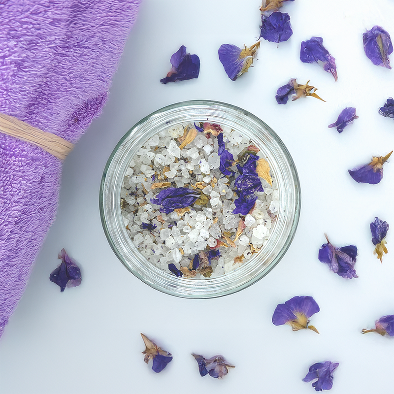 Moment de détente avec le Sel de Bain Rituel des Fées, transformant le bain en une oasis de bien-être.